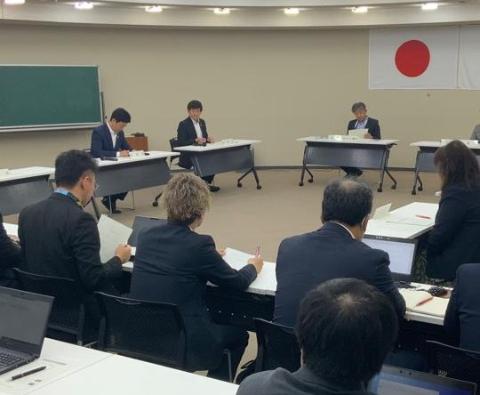 長机で囲んで、会議をされているようすの写真
