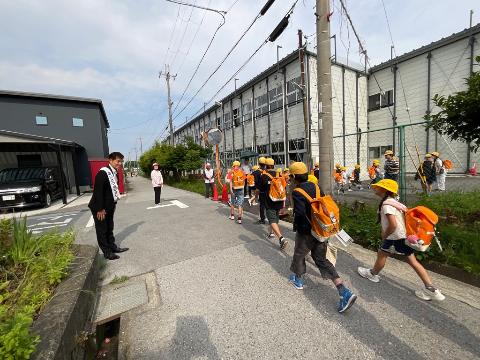 小学校へ通学中の子ども達と元気に挨拶を交わしました。