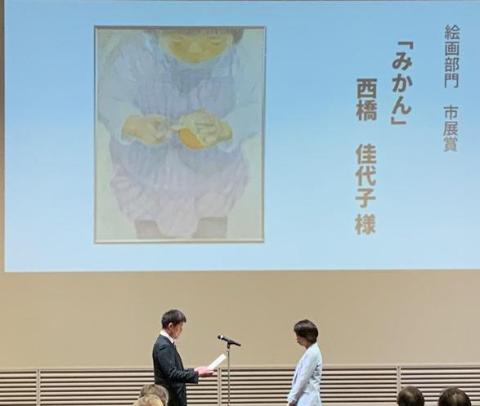 絵画部門市展賞の受賞者の表彰のようす