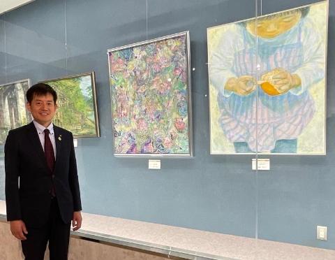 米原市芸術展覧会場で絵画を拝見している市長の写真