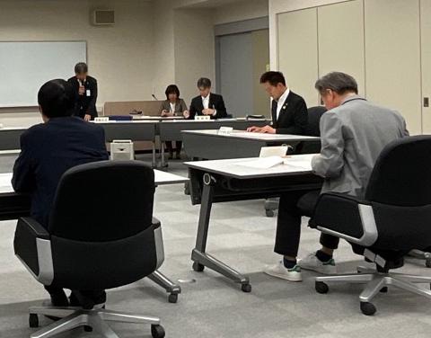 会議室で、長机で囲んで、奥の方にマイクを手に持ちお話されている方、手前に座っている市長の写真