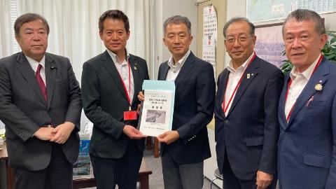 国道21号岐阜・滋賀バイパス建設促進期成同盟会国要望活動の要望書を手に持って撮影されているようす
