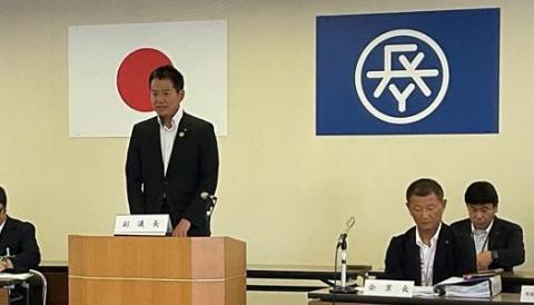 壇上にて挨拶をされている市長の写真