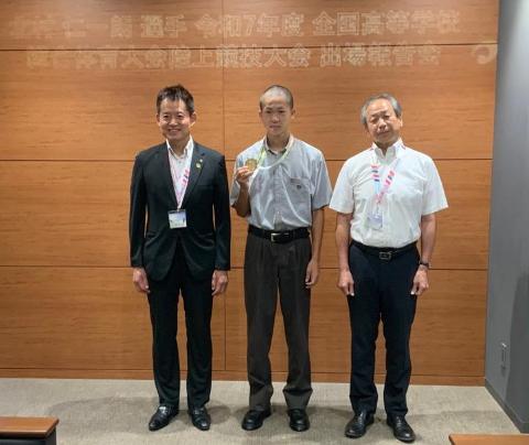 京都洛南高校生北村仁一朗さんが市役所を表敬訪問され、インターハイ陸上4×100メートル優勝という栄誉を称え、今後のますますのご活躍を祈念いたしました。