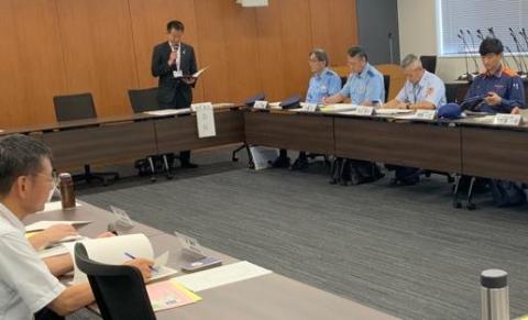 長机で囲んで、マイクを手に持ち話をされている市長の写真