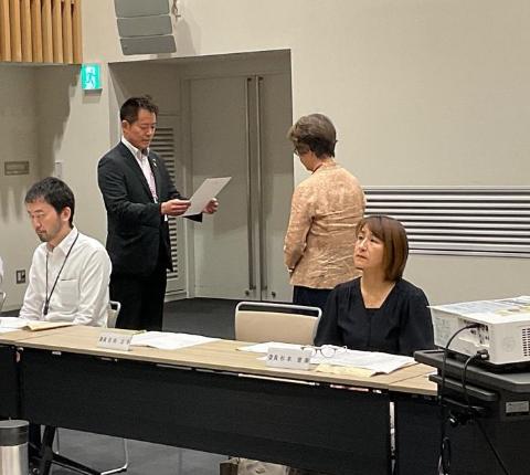 委嘱状を交付しているようす