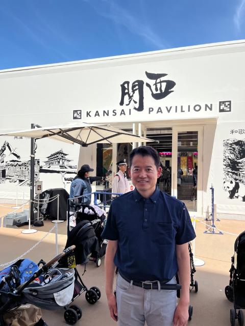 関西パビリオンブースの前で記念撮影