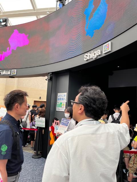 関西パビリオン内の滋賀ブースを視察されているようす