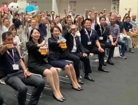 市長と参加者のみなさんで、拳を上にあげて笑顔になってるようす