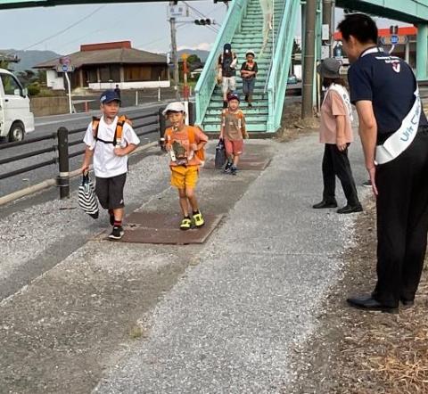 登校中の子どもたちに挨拶する市長の写真