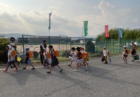 伊吹小学校でのあいさつ運動を行っている市長の写真