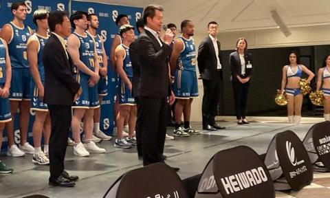 壇上にて挨拶をしている市長の写真