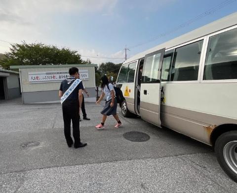 伊吹山中学校でのあいさつ運動を行っている市長の写真