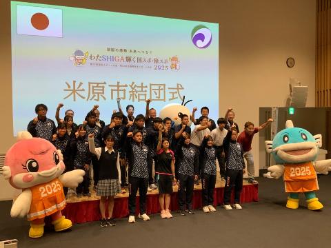 選手のみなさんと集合写真。全員で拳を上に突き上げてる。