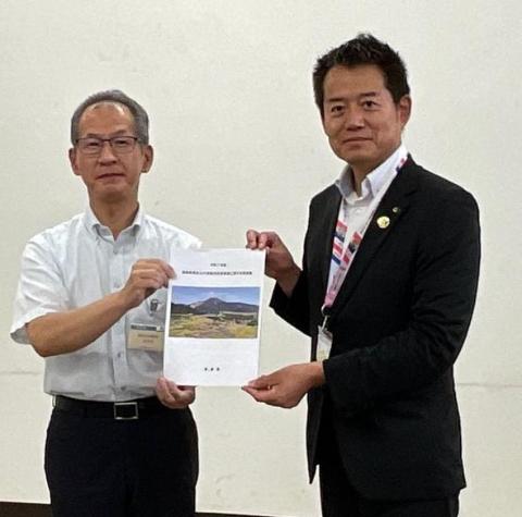 長浜土木事務所長への令和7年度事業要望をいたしました。所長と市長で要望書を手に持っているようす