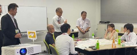 セッション中のようすを視察されている市長の写真