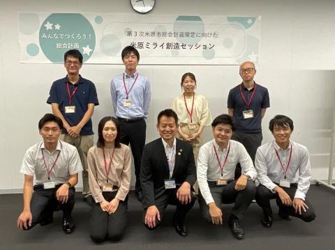 セッションに参加された職員のみなさんと集合写真