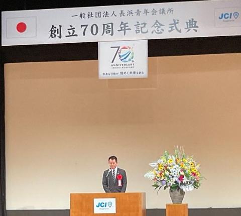 壇上にて挨拶をされている市長の写真