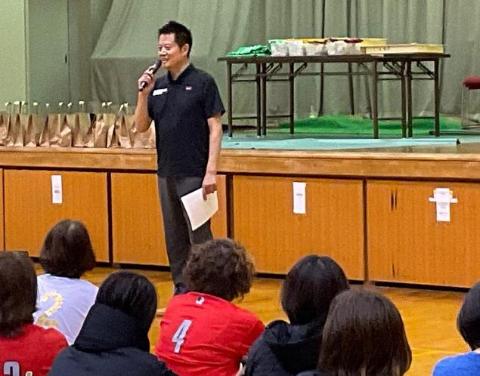 体育館内で挨拶する市長の写真