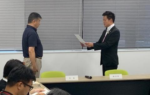 委員に委嘱状を交付しているようす