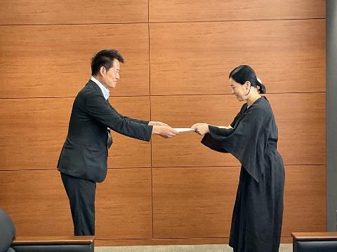 委員に任命を行っているようす