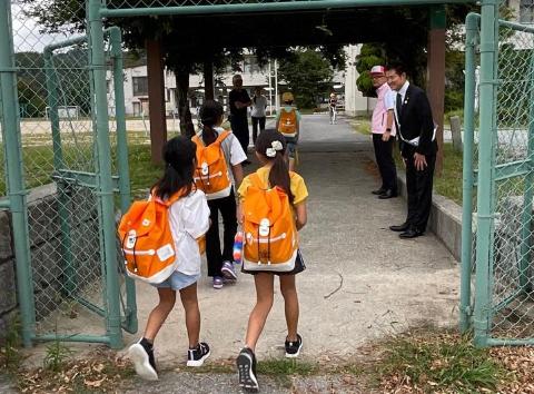 登校中の子どもたちに挨拶する市長の写真