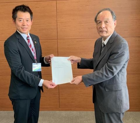 委員長から答申書を受けている市長の写真