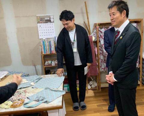 湖北みみの里の施設内で利用者たちのお話を聞いておられる市長の写真