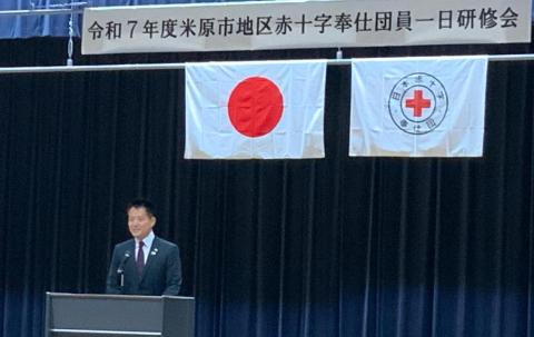 壇上にて挨拶をされている市長の写真