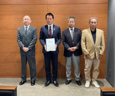 要望書をうけとっているようす