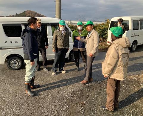 現地視察で、農業委員会の方たちにお話を伺っているようす