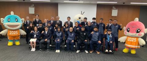 選手たちと記念撮影。後ろにほたるんマスコットキャラクター、左右にキャッフィー、チャッフィーのマスコットキャラクターがいる。