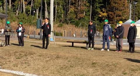 番場多目的広場で、マイクを手に持ち挨拶をされている市長の写真