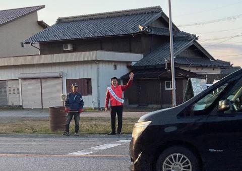 角田市長が交差点であいさつ運動を行っている写真