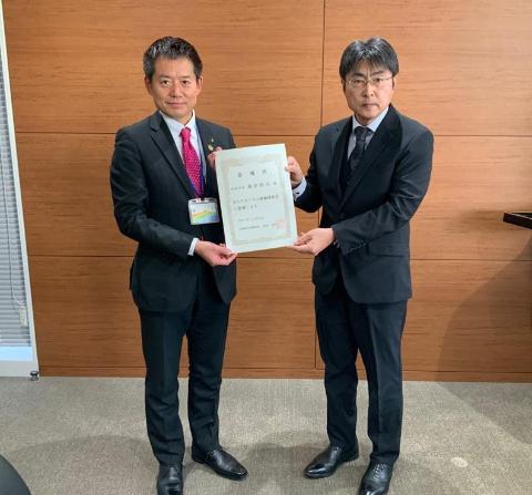 左側が角田市長、右側が人権擁護員で委嘱状を受取る写真