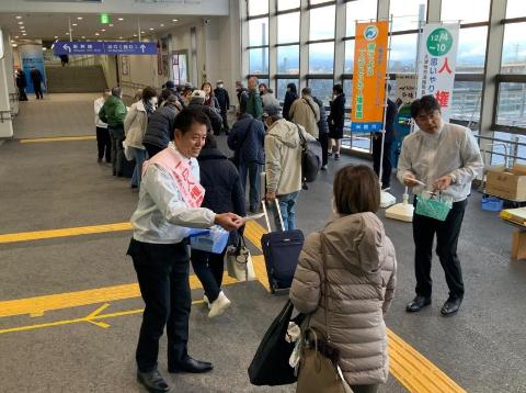 角田市長がJR米原駅の自由通路で啓発活動をする様子
