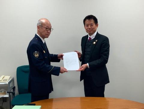 左側が米原警察署長、右側が角田市長で要望書を持つ写真