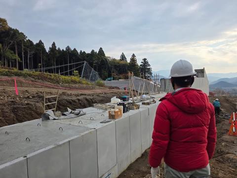 砂防堰堤1基目の工事現場を視察しているようす