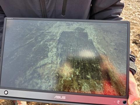 ドローンを飛ばして植生の復元状況を確認しているようす