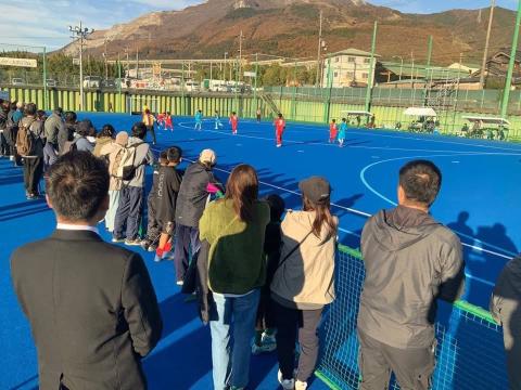 ホッケーの試合を観戦しているようす