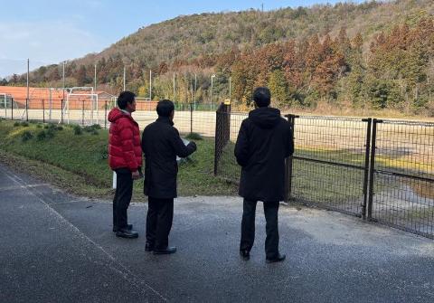 現地視察で双葉公園の入り口前で景色を見渡している様子。