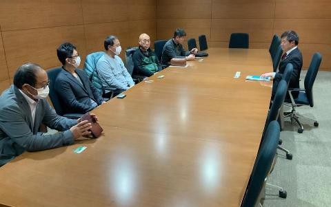 会議室で担い手農業者のみなさんと意見交換している様子。