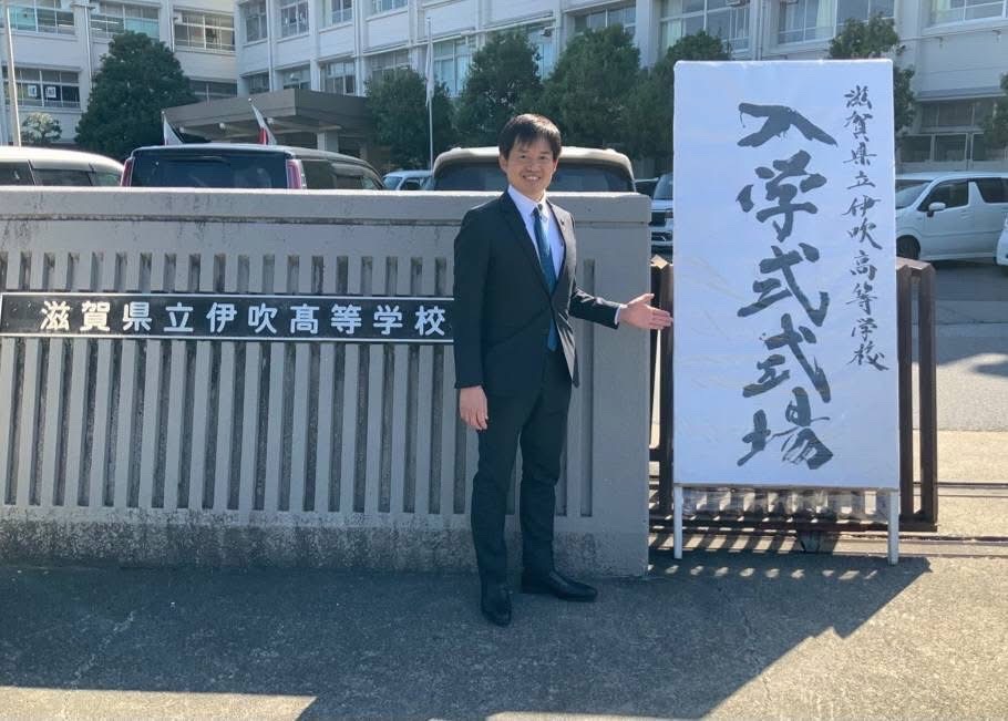 伊吹高校入学式のパネル横で撮影