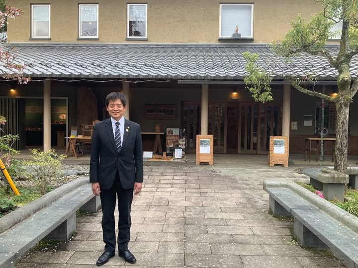 木彫美術館正面にて記念撮影