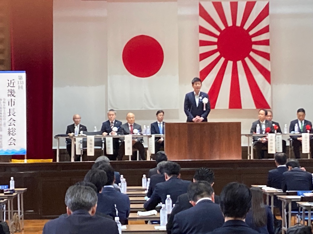 壇上でお話をされている男性の写真