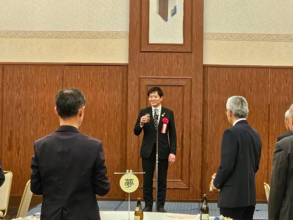 飲み物を手に持っている市長の写真