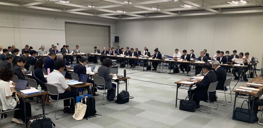 大勢の方が着席して意見交換が行われているようす