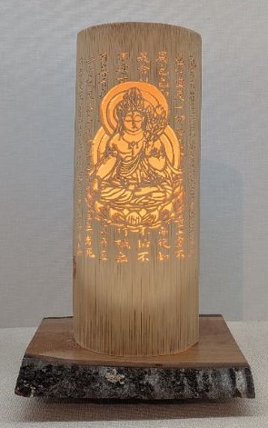竹の中央に仏像が、その背景に経文が彫られている。