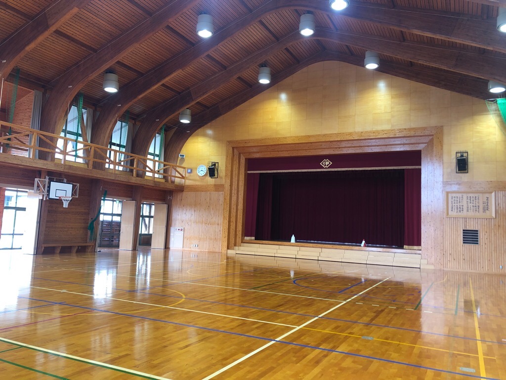 体躯館内。電気が点いている。