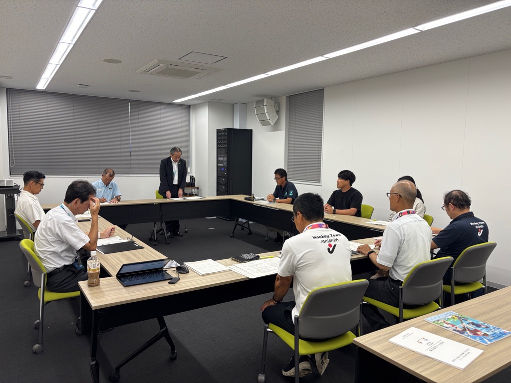 会議室にて、長机で囲んで会議しているようす